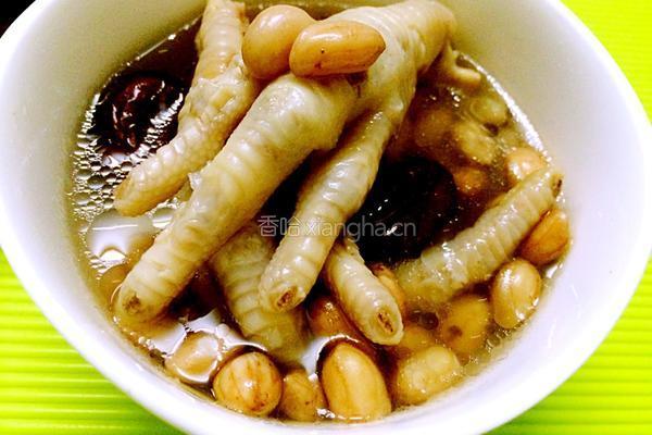 红枣花生鸡脚汤的做法图解4