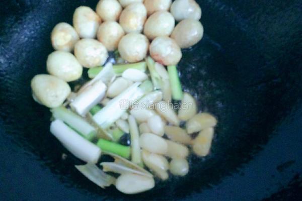 口蘑鹌鹑蛋烧肉的做法图解4