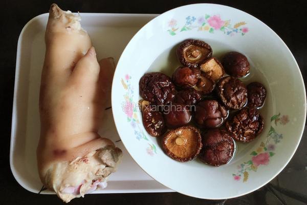香菇猪蹄汤的做法图解1