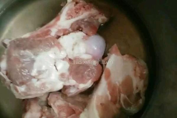大骨汤的做法图解1