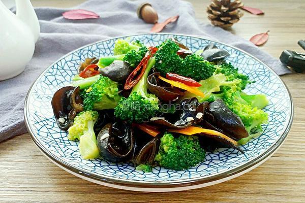 西兰花拌木耳的做法图解10