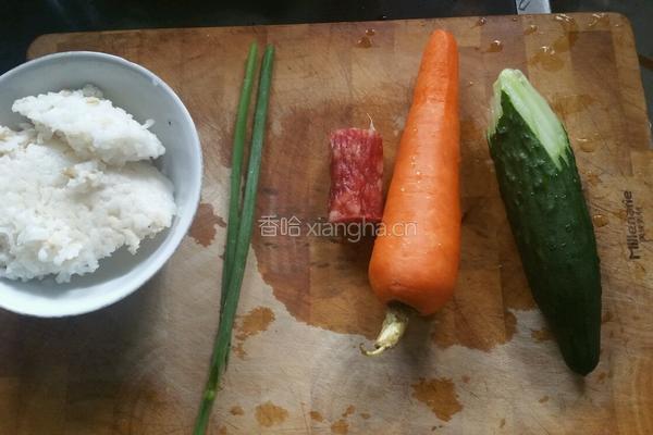 酱油鸡蛋炒饭的做法图解1