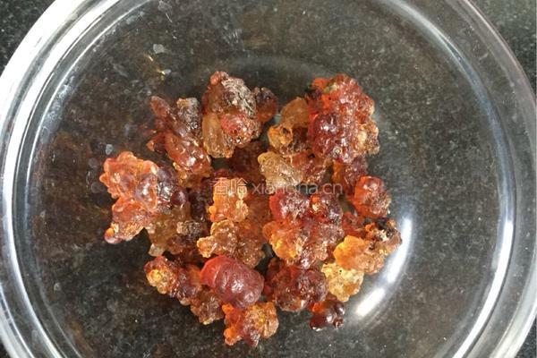 桂花葡萄干桃胶羹的做法图解2
