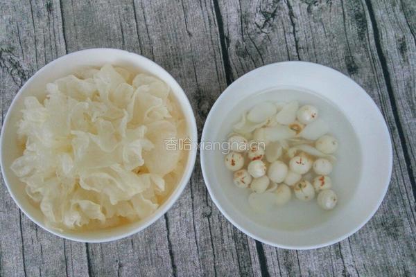 莲子雪耳百合糖水的做法图解1