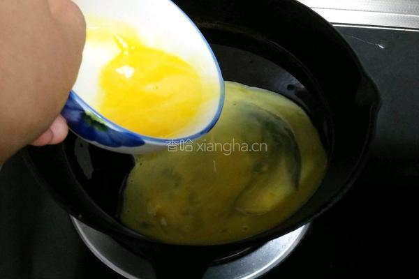 洋葱鸡蛋炒面的做法图解2