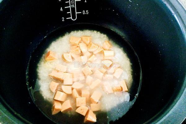 香肠焖米饭的做法图解2