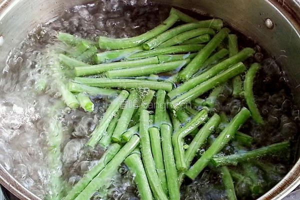 长豆角炒肉的做法图解3