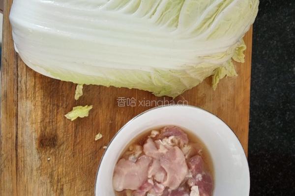 白菜炒肉的做法图解1