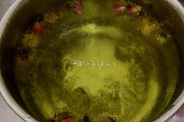 玫瑰枸杞菊花茶的做法图解2