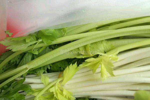 五花肉炒西芹的做法图解2