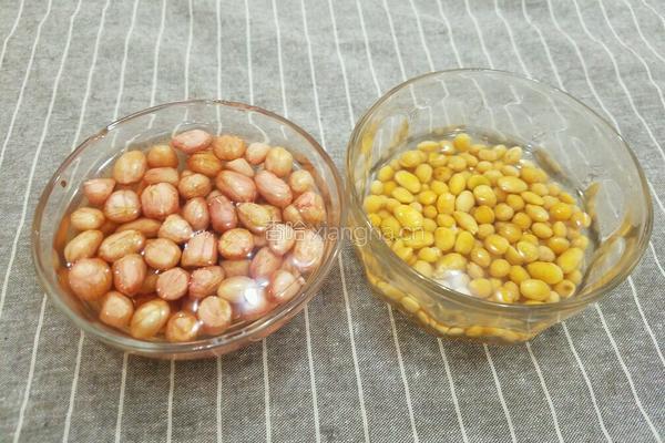 黄豆花生炖猪蹄的做法图解2