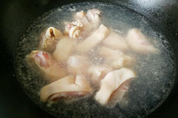 黄豆花生炖猪蹄的做法图解4