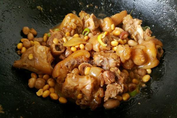 黄豆花生炖猪蹄的做法图解10