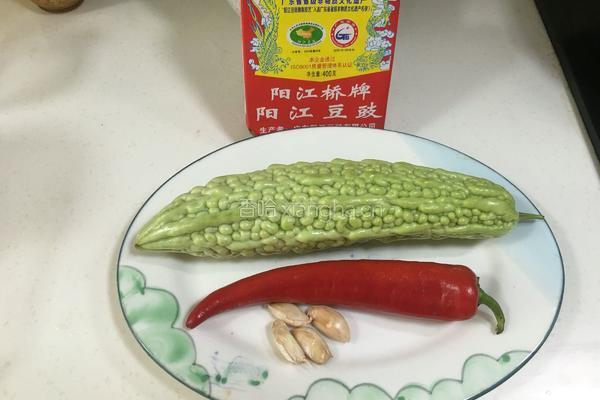 豆豉炒苦瓜的做法图解1