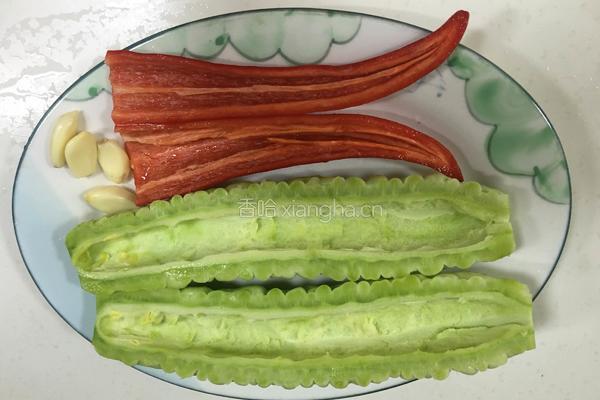 豆豉炒苦瓜的做法图解2