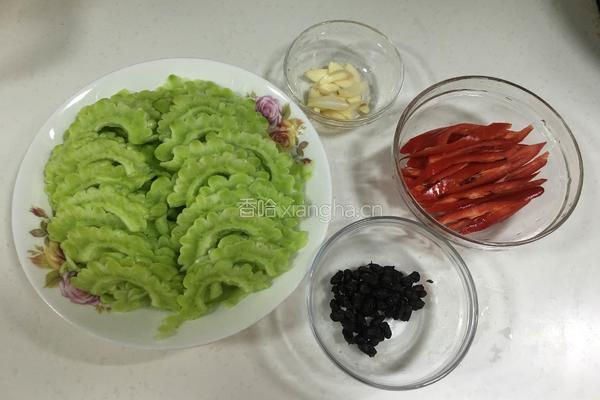 豆豉炒苦瓜的做法图解3