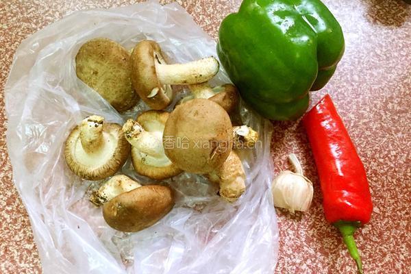 香菇炒青椒的做法图解1