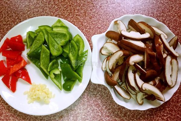 香菇炒青椒的做法图解2