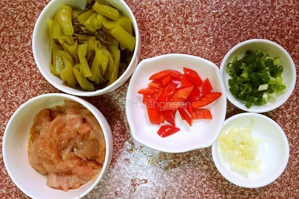酸菜肉片的做法图解1