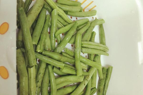 豆瓣酱炒刀豆的做法图解1