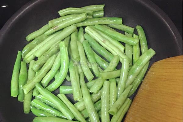 豆瓣酱炒刀豆的做法图解3