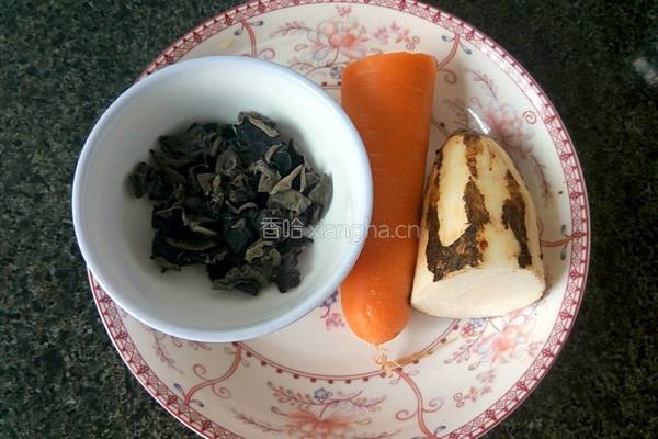 胡萝卜木耳炒山药的做法图解1