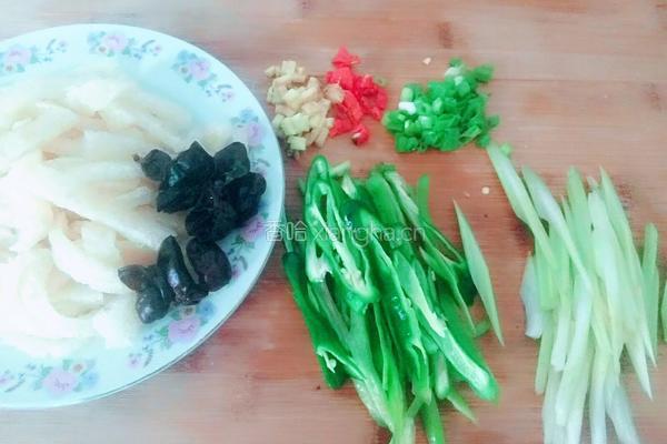 素炒油炸肉皮的做法图解3