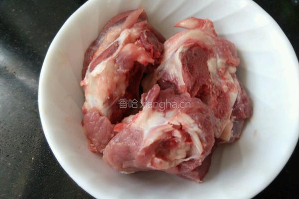 大骨棒汤的做法图解1