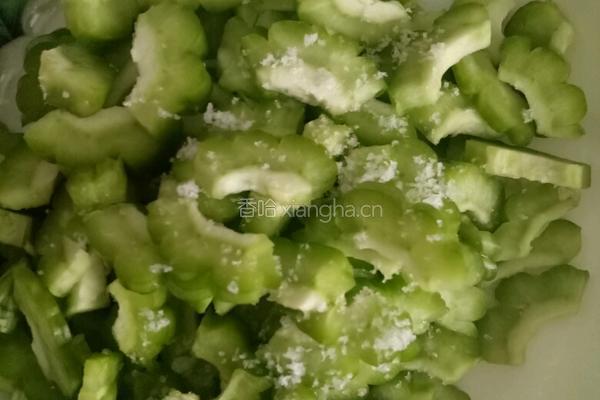 苦瓜鸡蛋饼的做法图解1