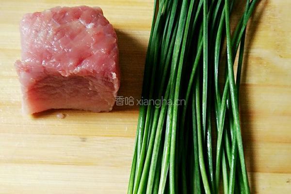 韭菜花炒肉丝的做法图解1