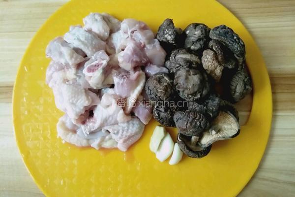 冬菇焖鸡的做法图解1