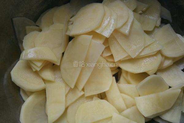 榛蘑炒土豆片的做法图解3