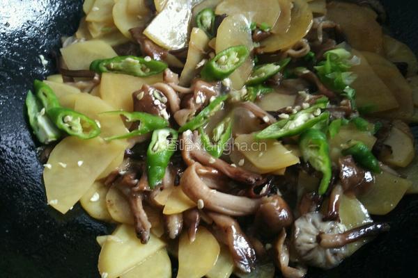 榛蘑炒土豆片的做法图解9
