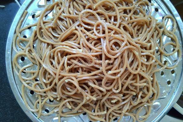 肉丝炒面的做法图解4