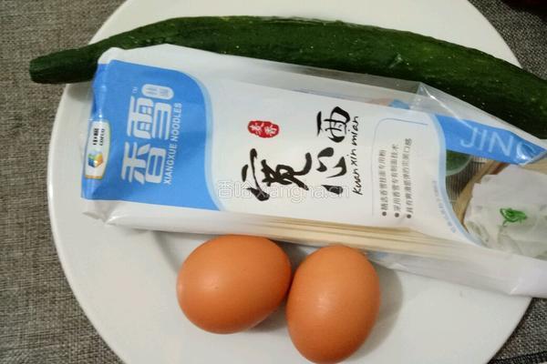 黄瓜鸡蛋面的做法图解1
