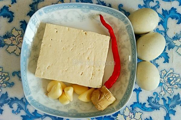 松花拌豆腐的做法图解1