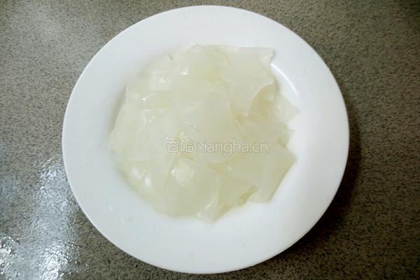 鱼干小炒水晶皮的做法图解1