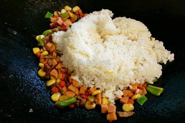 五彩火腿炒饭的做法图解6
