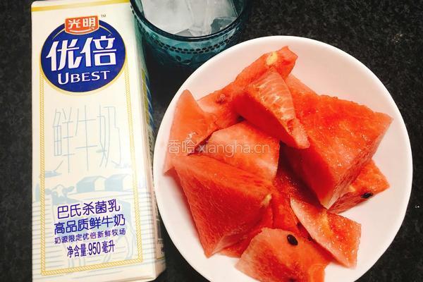西瓜牛奶汁的做法图解1