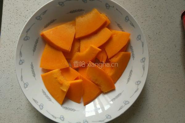自制南瓜饺子皮的做法图解1