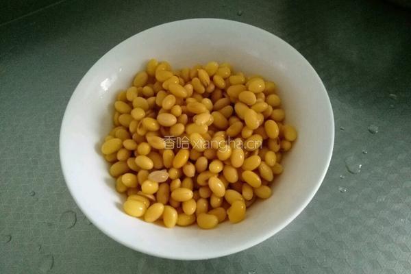 黄豆炖牛肉的做法图解2