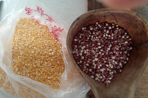 玉米花豆粥的做法图解1