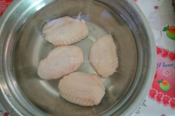土豆炖鸡翅的做法图解1