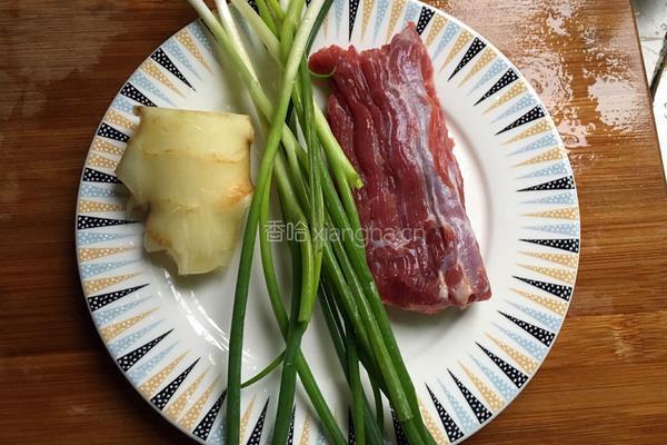 姜葱炒牛肉的做法图解1