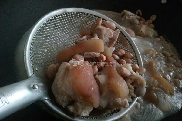 猪脚花生煲的做法图解3