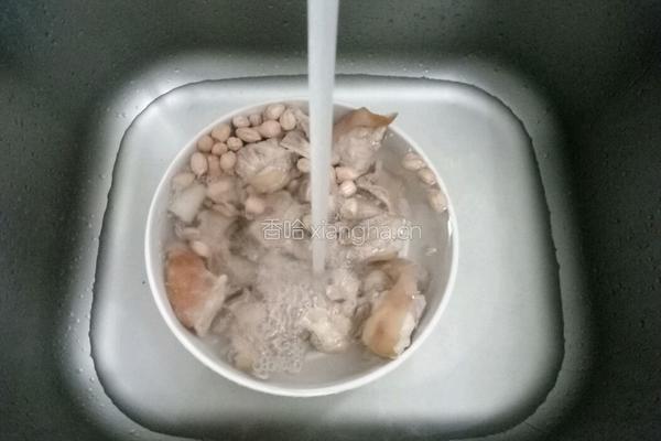猪脚花生煲的做法图解4