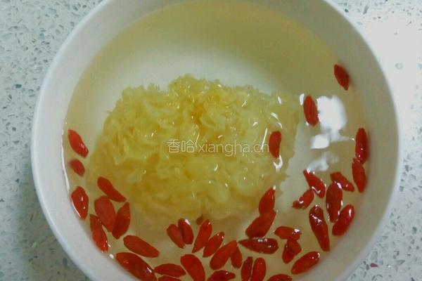 冰糖银耳汤的做法图解2