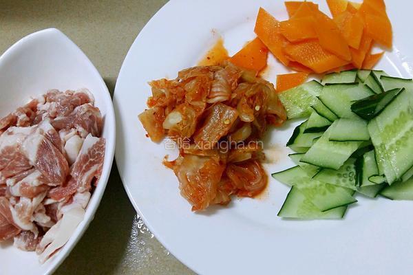 辣白菜炒肉的做法图解1