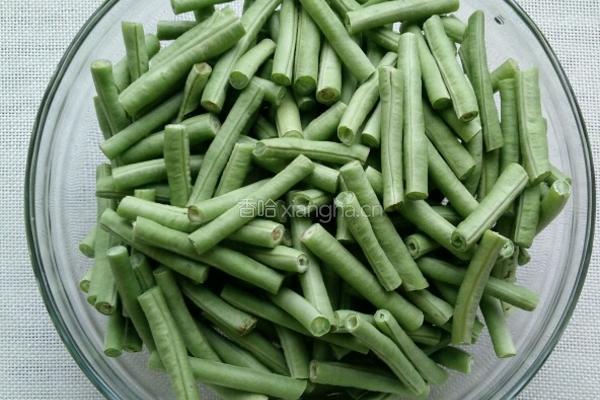 豇豆炒腊肉的做法图解1