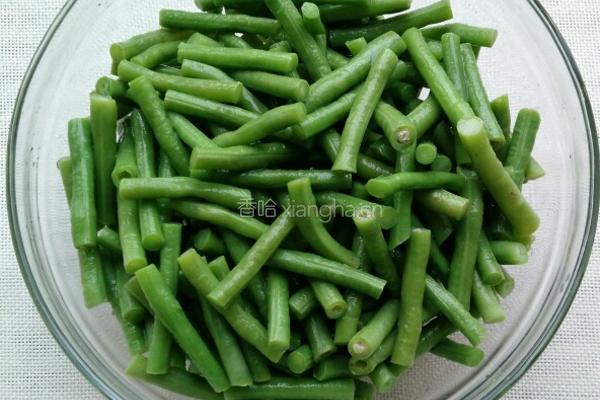豇豆炒腊肉的做法图解2